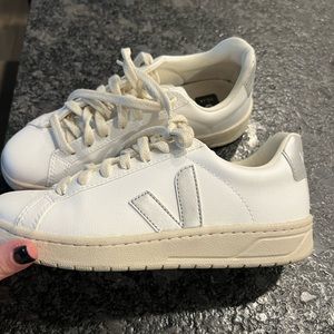Like new condition. Women’s Vejas size 5 / UK 36